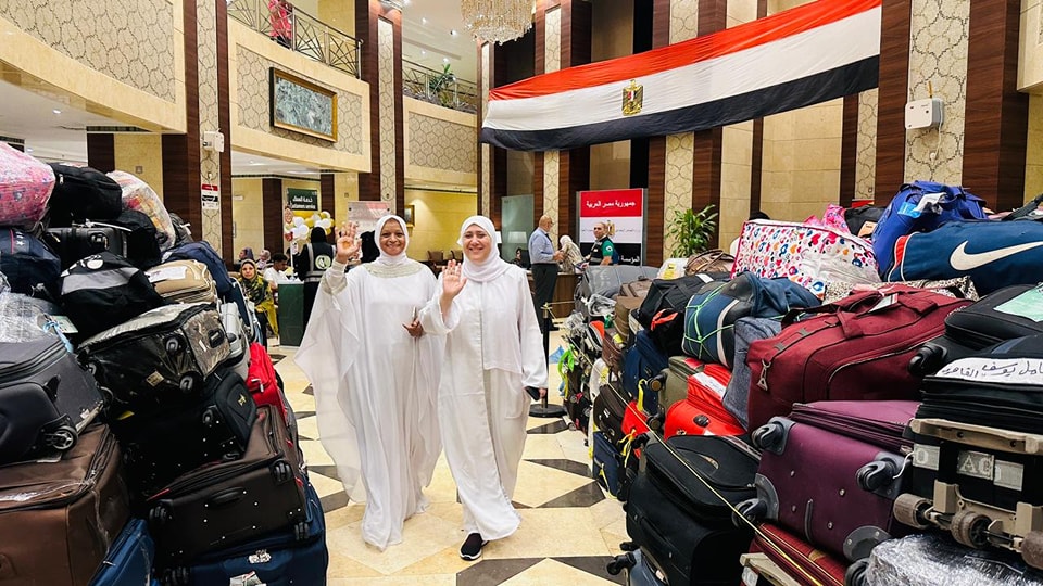 أول أفواج حجاج بيت الله الحرام من الجمعيات الأهلية تعود إلى أرض الوطن بعد انتهاء رحلة العمر